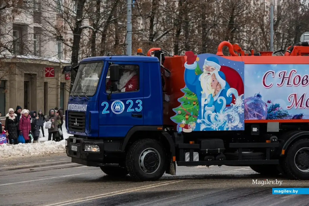 Могилев, 17 декабря 2022 года. Новогодний автопарад «За рулем Дед Мороз».