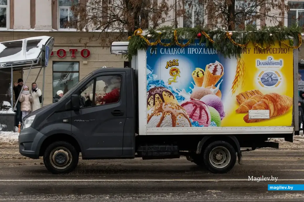 Могилев, 17 декабря 2022 года. Новогодний автопарад «За рулем Дед Мороз».