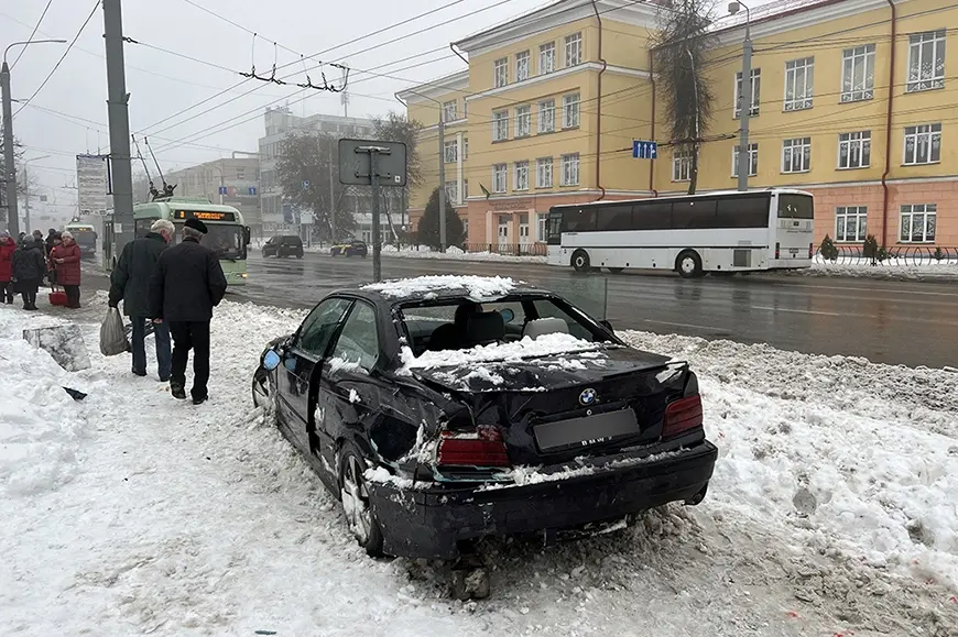 Гомель, 17 декабря 2022 года. BMW вылетел на тротуар и сбил троих пешеходов. Фото: УВД Гомельского облисполкома.