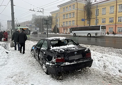 В Гомеле легковушка вылетела на тротуар и сбила троих пешеходов
