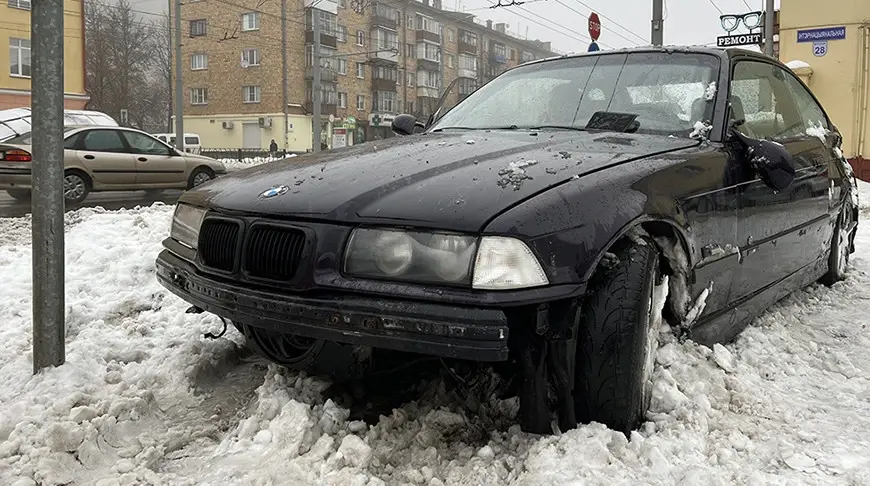 Гомель, 17 декабря 2022 года. BMW вылетел на тротуар и сбил троих пешеходов. Фото: УВД Гомельского облисполкома.