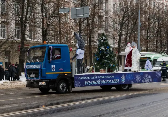 Новогодний автопарад «За рулем Дед Мороз» прошел в Могилеве. Наш фоторепортаж