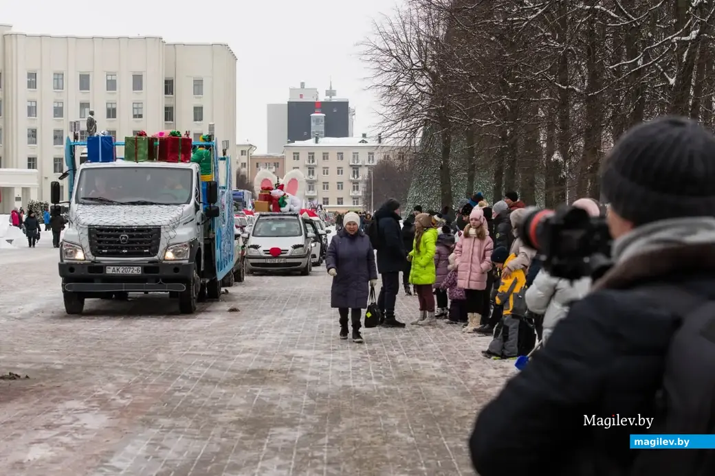 Могилев, 17 декабря 2022 года. Новогодний автопарад «За рулем Дед Мороз».