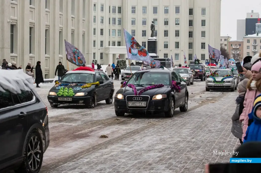 Могилев, 17 декабря 2022 года. Новогодний автопарад «За рулем Дед Мороз».