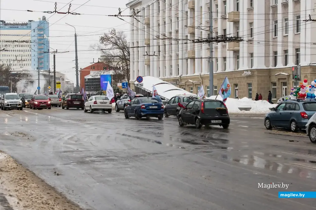 Могилев, 17 декабря 2022 года. Новогодний автопарад «За рулем Дед Мороз».