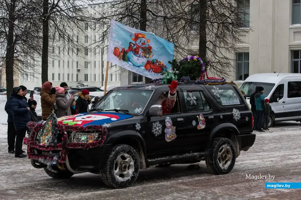 Могилев, 17 декабря 2022 года. Новогодний автопарад «За рулем Дед Мороз».