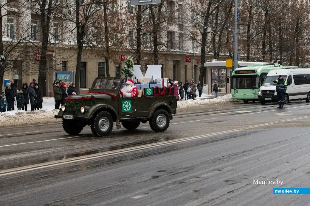 Могилев, 17 декабря 2022 года. Новогодний автопарад «За рулем Дед Мороз».