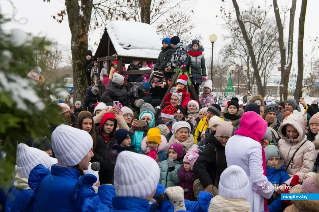 Могилев, 17 декабря 2022 года. В гостях у сказки. Открытие Домика Деда Мороза в Подниколье.