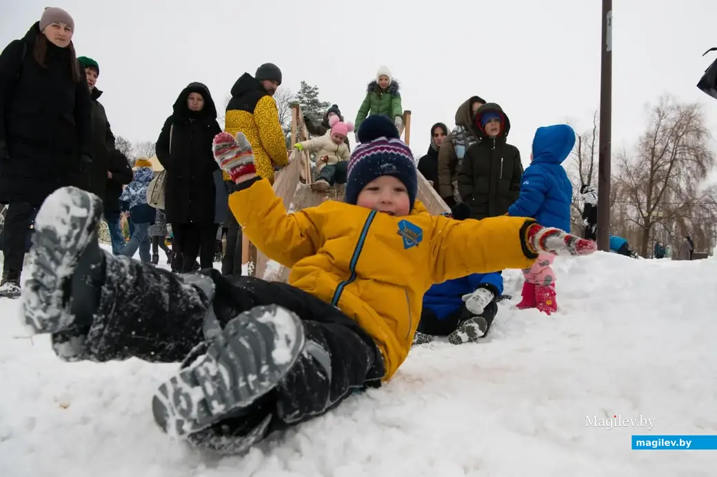 Могилев, 17 декабря 2022 года. В гостях у сказки. Открытие Домика Деда Мороза в Подниколье.