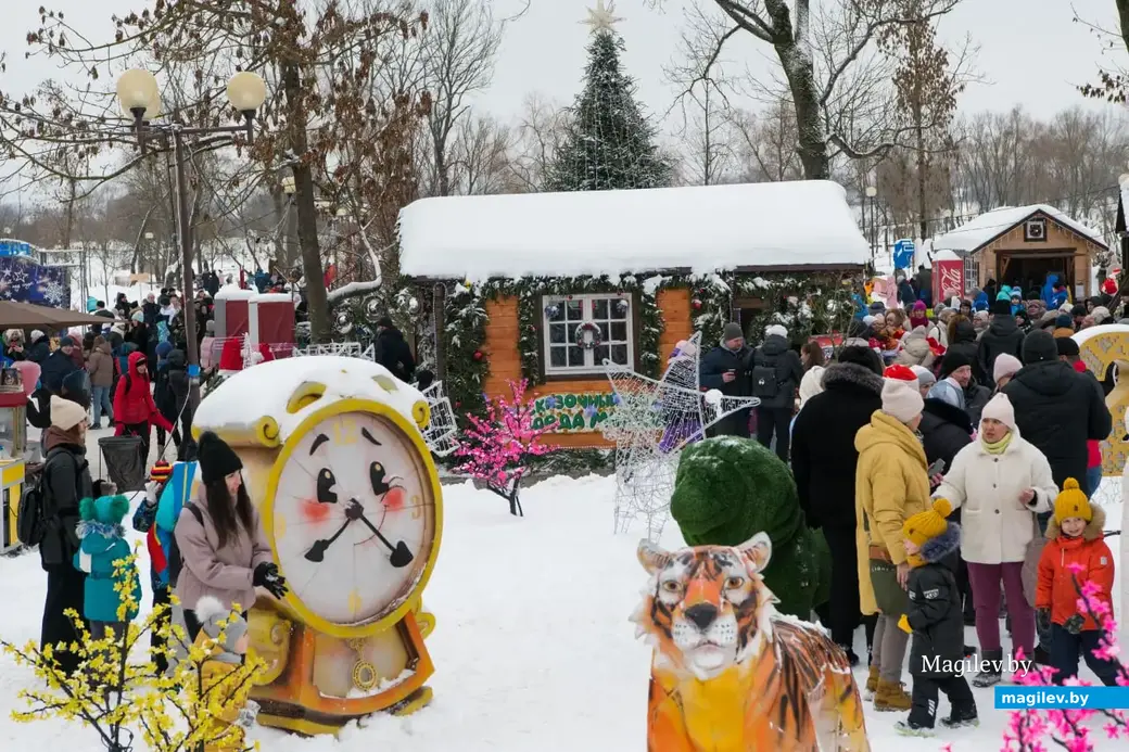 Могилев, 17 декабря 2022 года. В гостях у сказки. Открытие Домика Деда Мороза в Подниколье.