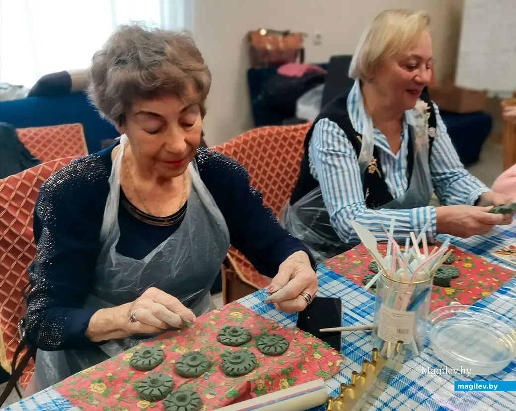 Члены Могилевской еврейской общины с детьми, внуками и правнуками делают традиционный еврейский подсвечник с 9 рожками для свечей Хануки. Могилев, декабрь 2022 год.