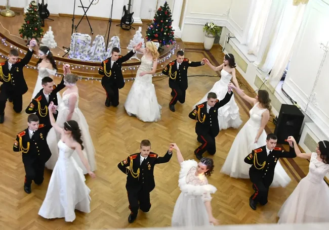 Кадетский бал и «прямая телефонная линия» Александра Студнева: обзор СМИ за минувший день