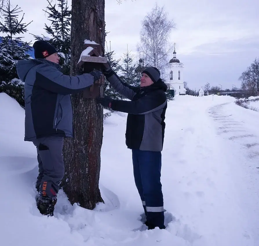 Заполнение кормушек для птиц кормом в парке Подниколья. Могилев декабрь 2022 года.