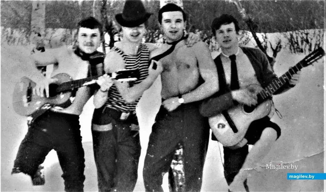 Иногда вдруг хочется, чтобы было очень весело (наверное, самый распространенный в СССР трюк «Полуголая четверка музыкантов на снегу»). Могилев, 1970-е годы.