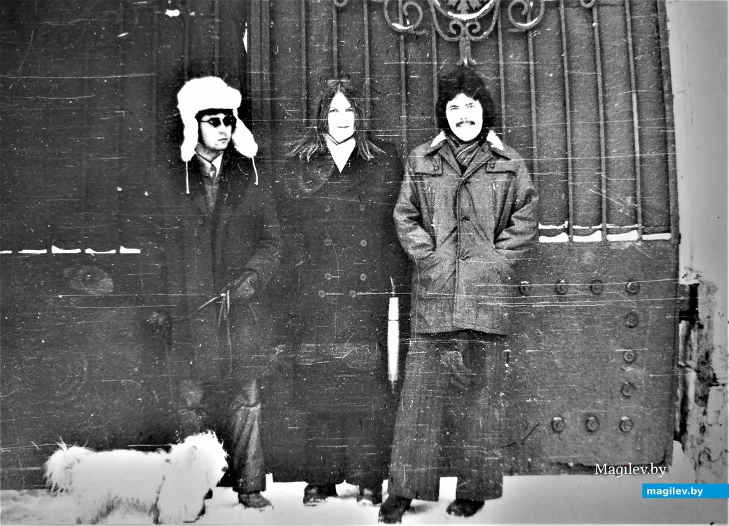  1970-е годы, Могилев. Большой любитель собак Филипп (в белой шапке) с друзьями на прогулке.