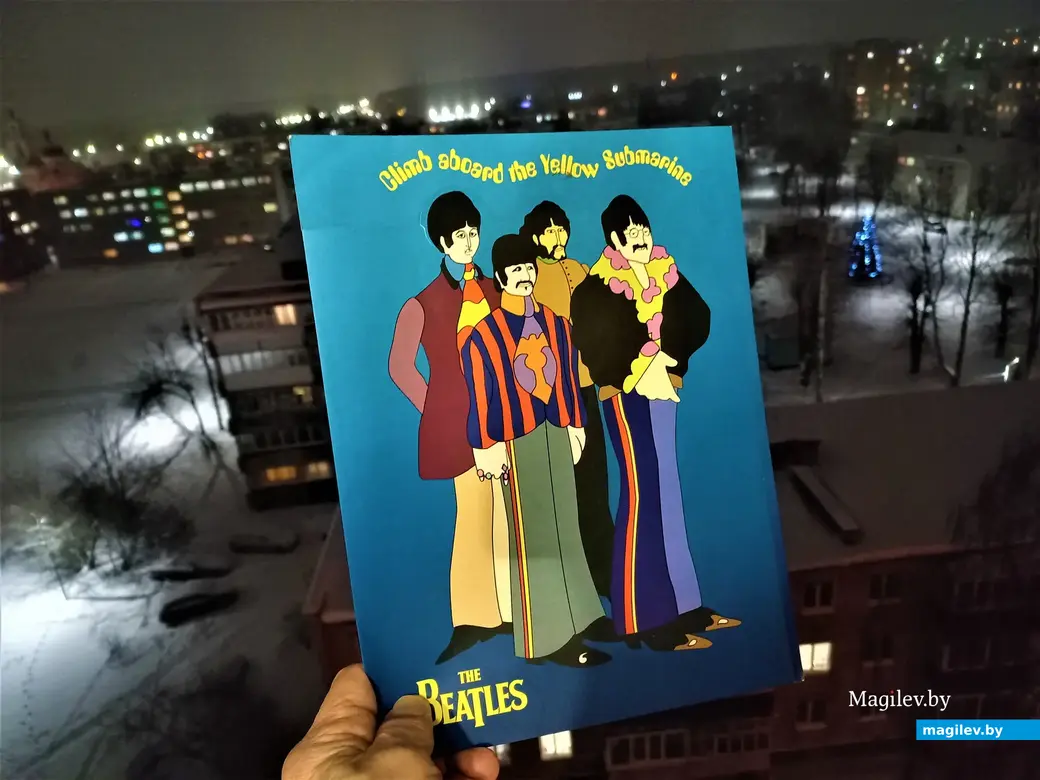 Мультяшные битлы (прошу обратить внимание на синие штаны Леннона) на фоне ночного Могилева. Декабрь, 2022 год.