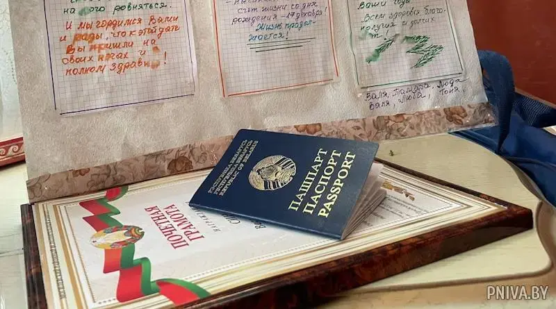 Василий Васильевич Синкевич (справа) отметил 100-летний юбилей. Фото: pniva.by