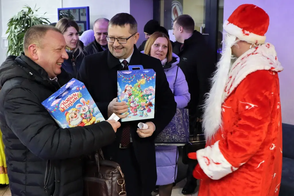 Взрослые тоже рады подаркам и наступающему празднику! Фото: mogilev.gas.by