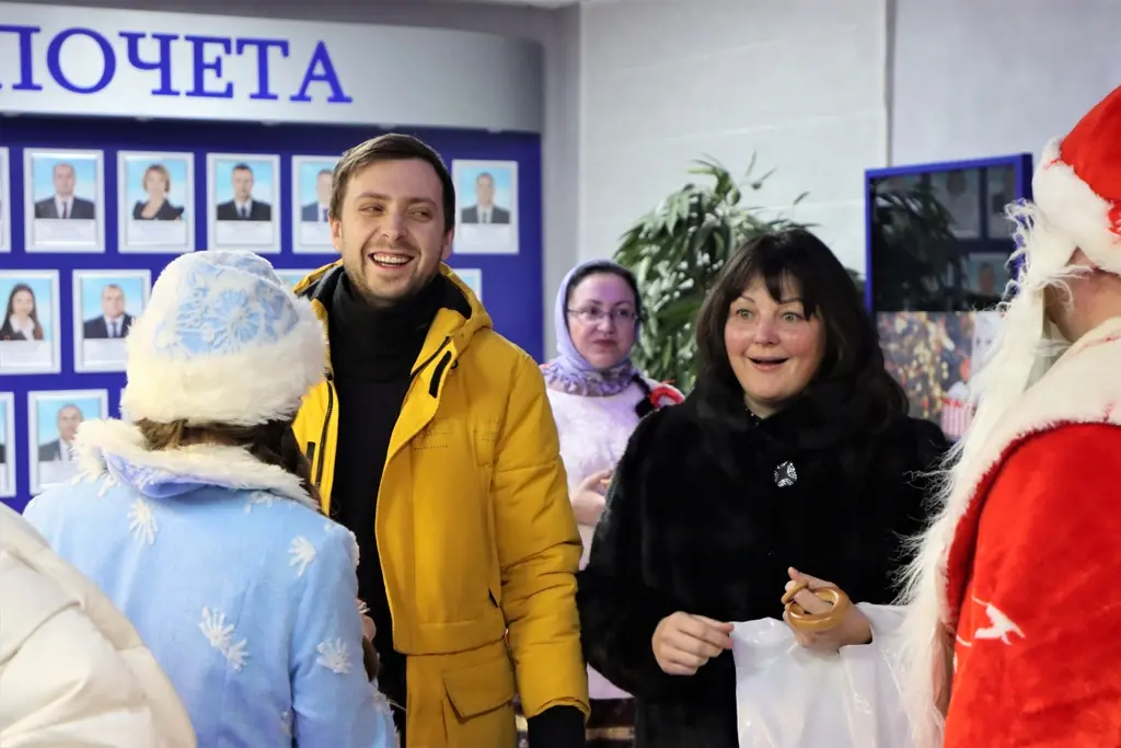 Взрослые тоже рады подаркам и наступающему празднику! Фото: mogilev.gas.by