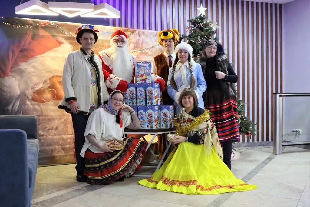 Взрослые тоже рады подаркам и наступающему празднику! Фото: mogilev.gas.by