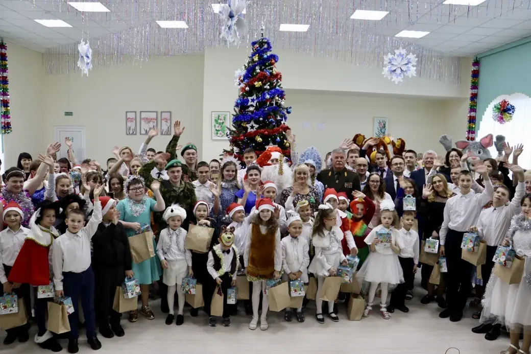 Воспитанников Белыничской вспомогательной школы-интерната поздравил председатель Государственного погранкомитета Анатолий Лаппо. Фото: zara.by