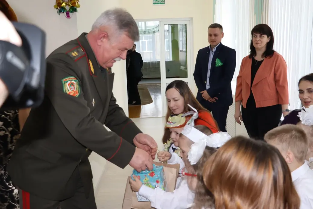 Воспитанников Белыничской вспомогательной школы-интерната поздравил председатель Государственного погранкомитета Анатолий Лаппо. Фото: zara.by