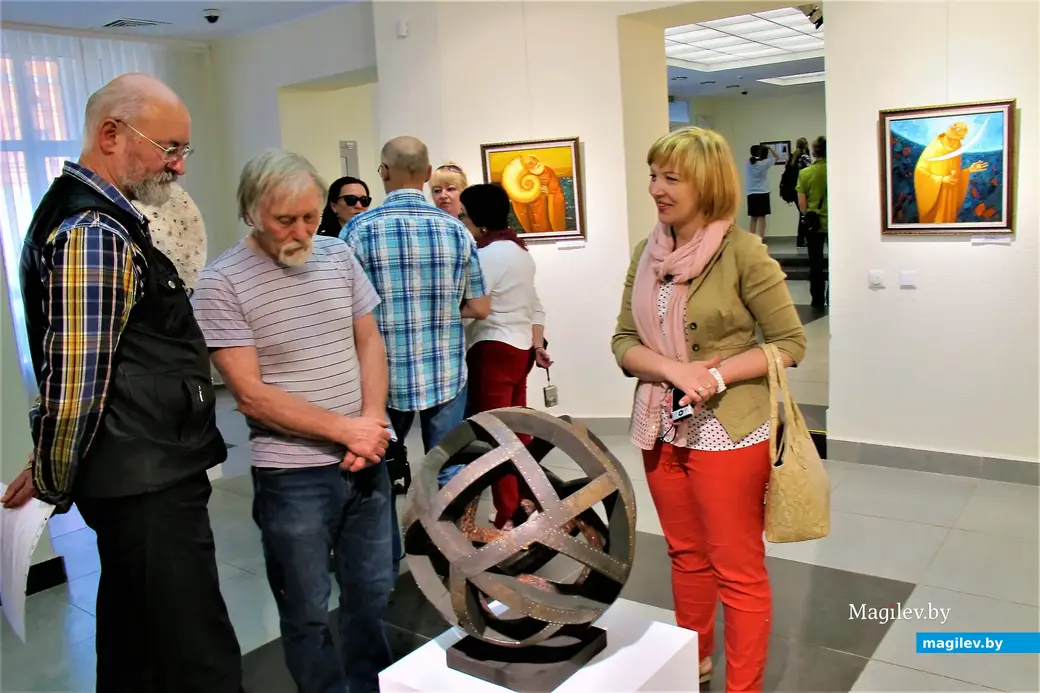 Юрий Нестерук (слева): малость призадумался. Могилев, выставочный зал музея истории Могилева, 2022 год.