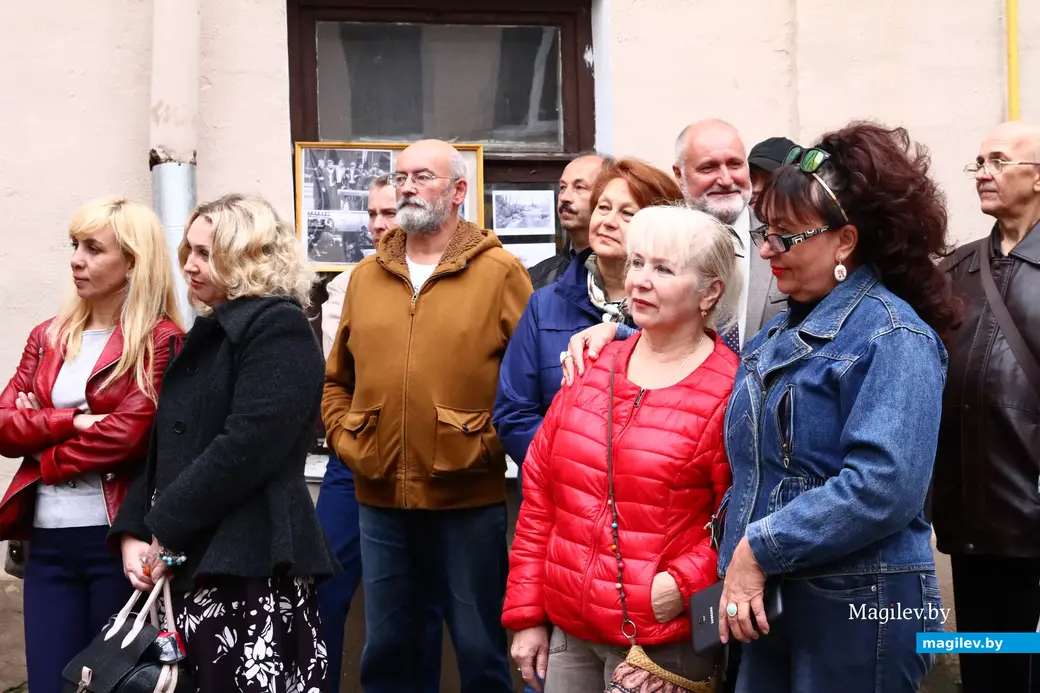 Юрий Нестерук (в желтом батнике) на тусовке могилевских «семидесятников» во дворе Алика Кузькина в Пожарном переулке. Могилев, 2017 год.