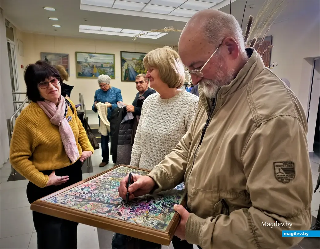 Юрий Нестерук со своим заданием (нарисовать, что угодно) справляется легко и непринужденно. Могилев, выставочный зал музея истории Могилева, 2022 год.