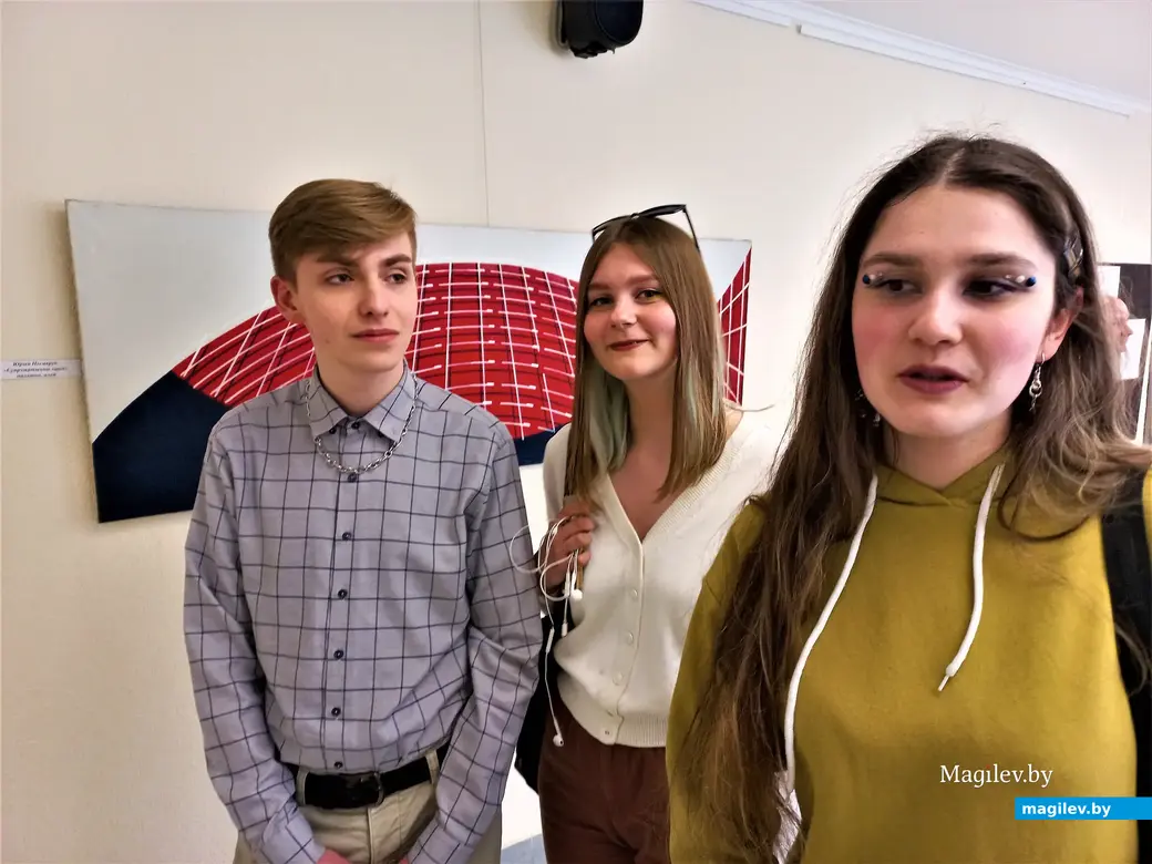 Молодежь всегда с интересом реагирует на многозначные и авангардные произведения Юрия Нестерука. Могилев, выставочный зал музея истории Могилева, 2022 год.