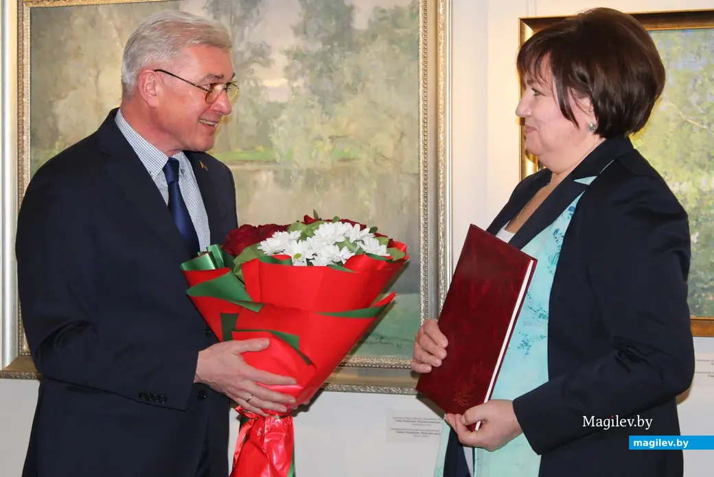 С юбилеем музей Бялыницкого-Бирули Могилева поздравляет заместитель председателя Могилевского облисполкома Валерий Малашко. Поздравления принимает заведующая музеем