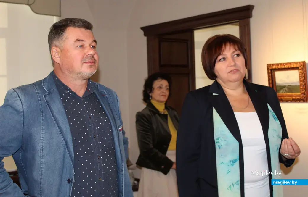 Заведующая филиалом Светлана Строгина с экспозицией знакомит заместителя директора по развитию Государственного мемориального историко-художественного и природного