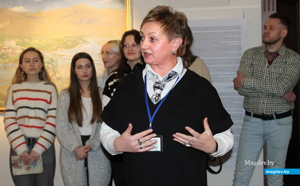 Экскурсию по экспозиции, посвященной творчеству Бялыницкого-Бирули, его друзей и соратников, ведет научный сотрудник музея Ольга Чернявская. Могилев, декабрь 2022 год.