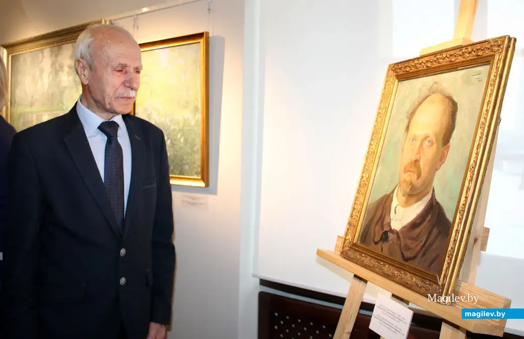 Первый директор музея Бялыницкого-Бирули Василий Сайко с портретом Витольда Бялыницкого-Бирули, написанным в 1922 году художником Матвеем Зайцевым.