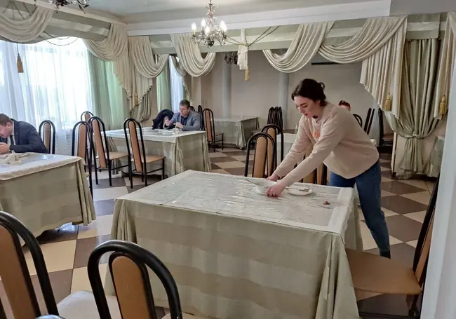 Семь рублей за «комплекс»: чем кормят туристов в ресторане «Турист»?