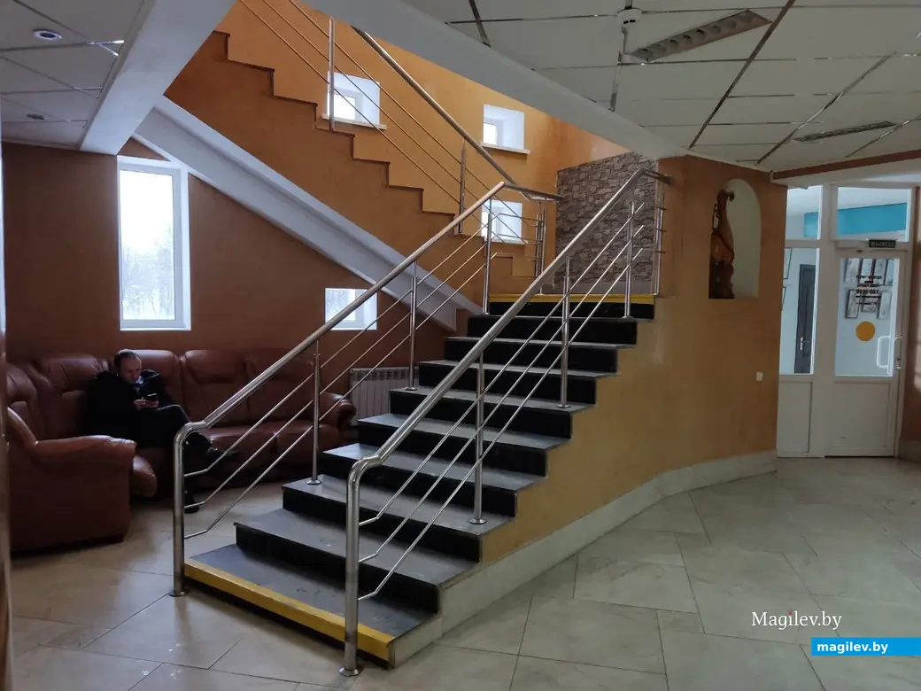 Поднимаетесь по этой лестнице на второй этаж и вы в обеденном зале. Могилев, 21.12.2022 г.