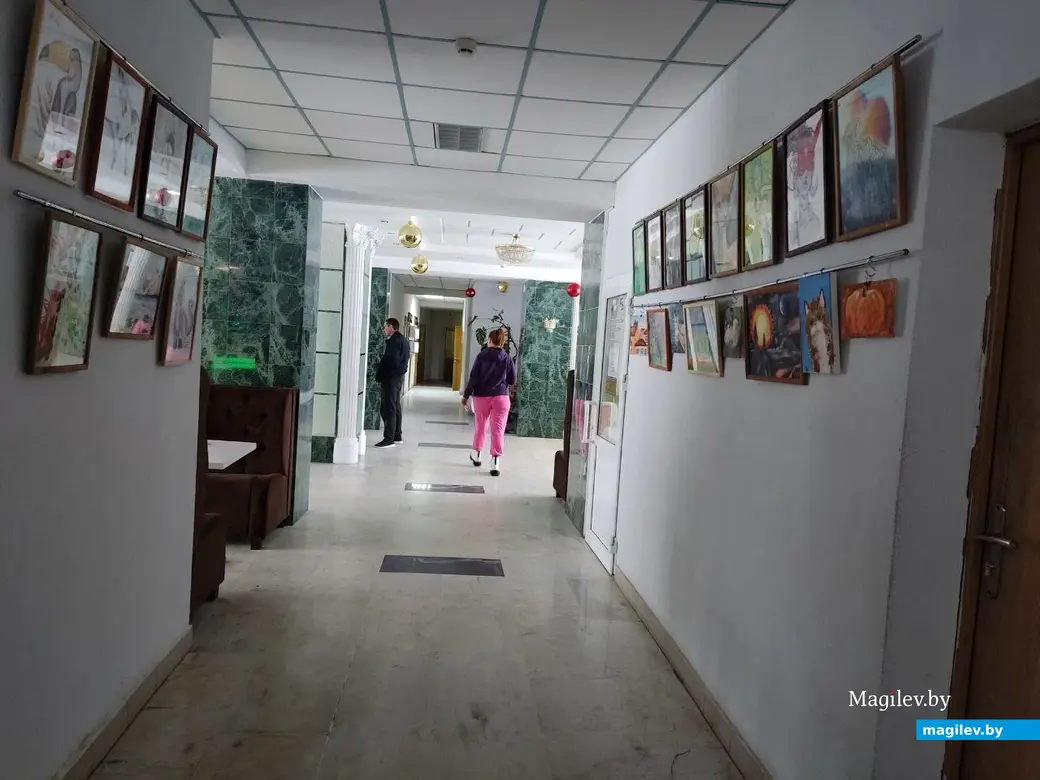 Приятный бонус: стены коридора, ведущего из фойе гостиницы к дверям ресторана украшены работами воспитанников изостудии. Ресторан «Турист». Могилев, 21.12.2022 г.