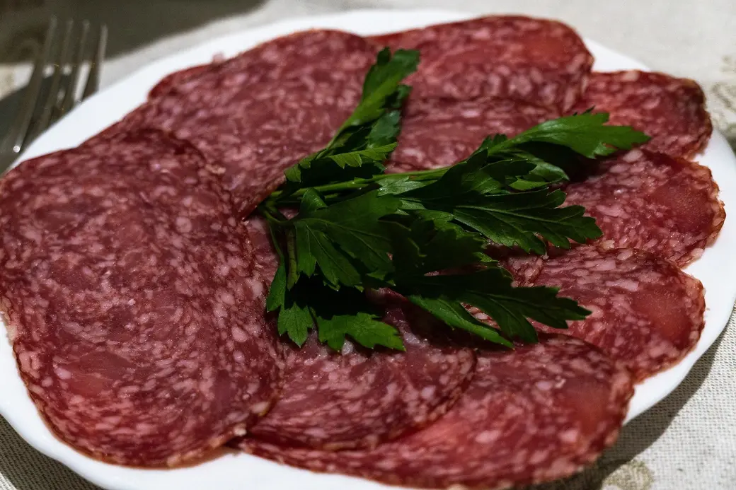 Нет ветчины? Не беда – используйте любую колбасу, которая завалялась в холодильнике.