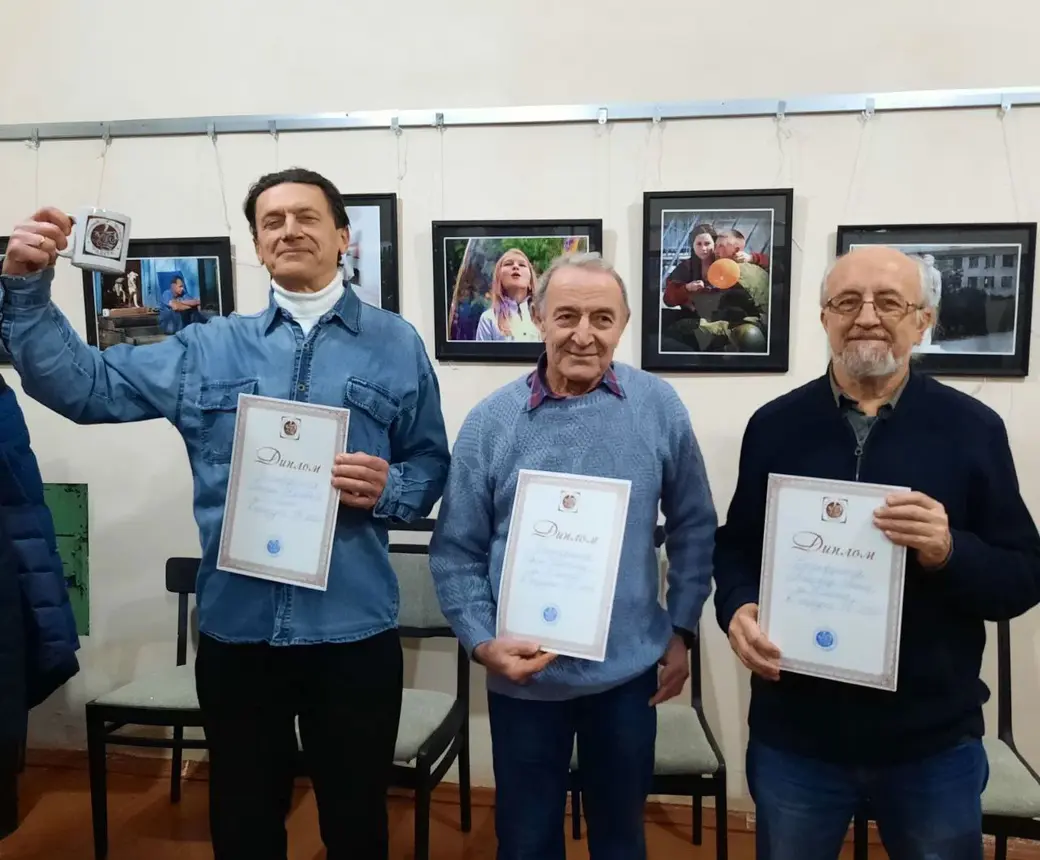 Конкурс новогодних открыток. Фотоклуб Радуга. Могилев, 22 декабря 2022 года. Авторы открыток, ставших победителями конкурса: Геннадий Карчевский (справа), Ефим Черноглаз