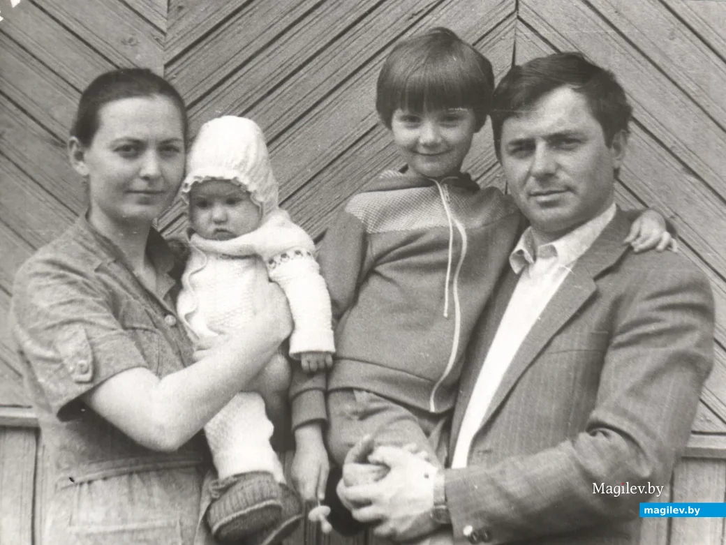 Супруги Кравченко с детьми у родителей в деревне Любоничи, 1984 год.