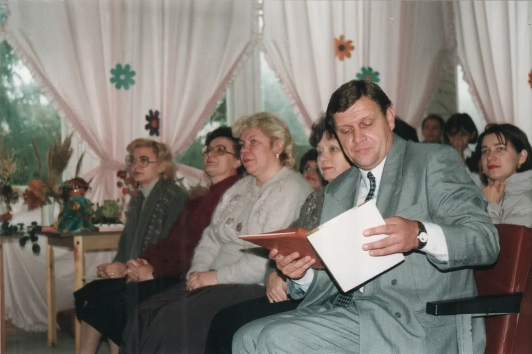 В актовом зале школы №13, 90-ые годы: Кравченко Лидия Степановна, Дворак Валентина Сергеевна,