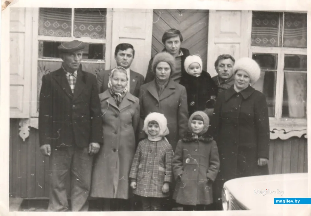 Леонид Николаевич и Лилия Степановна у родителей с родными в деревне Любоничи, 1983 год.