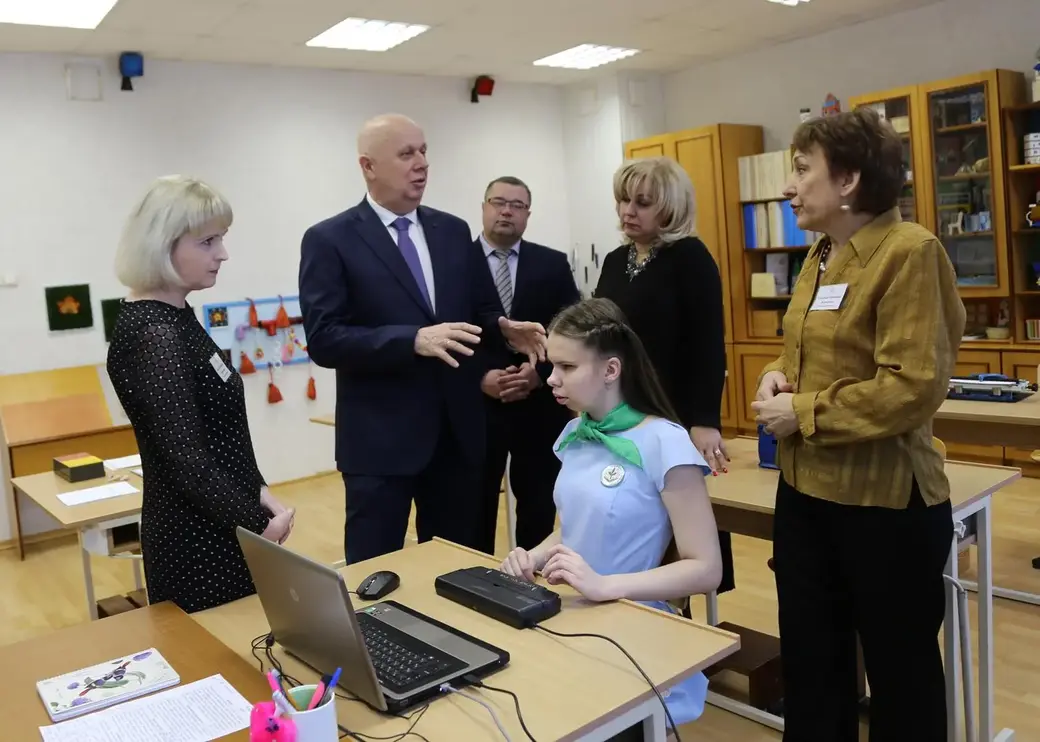 Заместитель Премьер-министра Анатолий Сивак ознакомился с технической базой спецшколы-интерната. Шклов, Могилевская область, 23.12.2022 г. Фото: shklovinfo.by