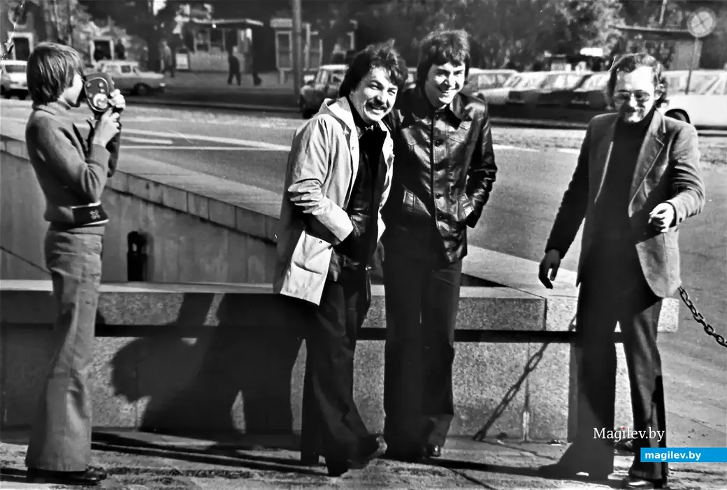 Как видите, кто-то же снимал «Романтиков». И, наверное, записывал их музыку... 1970-е годы.