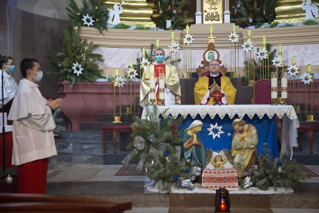 25-12-2021 Могилев. Рождество Христово. В Соборе Успения Девы Марии и Святого Станислава епископ Александр Яшевский отслужил праздничную литургию для верующих. Фото