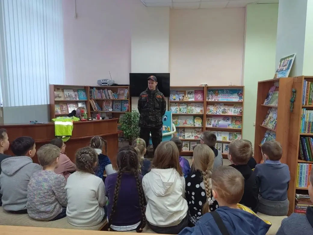 Волонтеры-поисковики общались с детьми. Могилев, 26.12.2022 г. Фото: ТГ ПСО «Феникс»