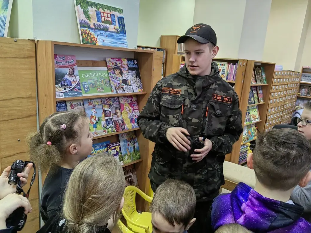 Волонтеры-поисковики общались с детьми. Могилев, 26.12.2022 г. Фото: ТГ ПСО «Феникс»