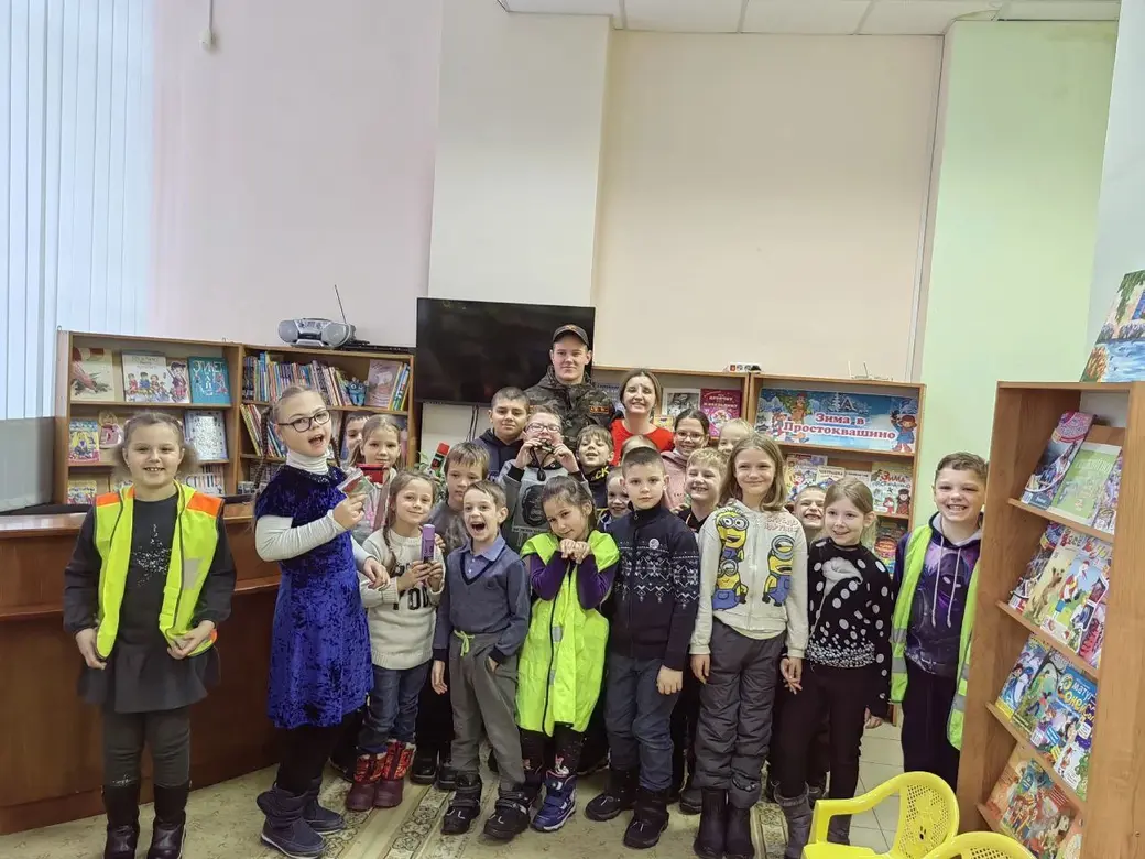 Волонтеры-поисковики общались с детьми. Могилев, 26.12.2022 г. Фото: ТГ ПСО «Феникс»