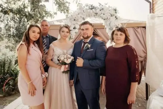 Слева направо: сестра Ольги Ирина, отец Николай, Ольга и ее муж Артем, мама Ольги Валентина, сентябрь 2019 года.