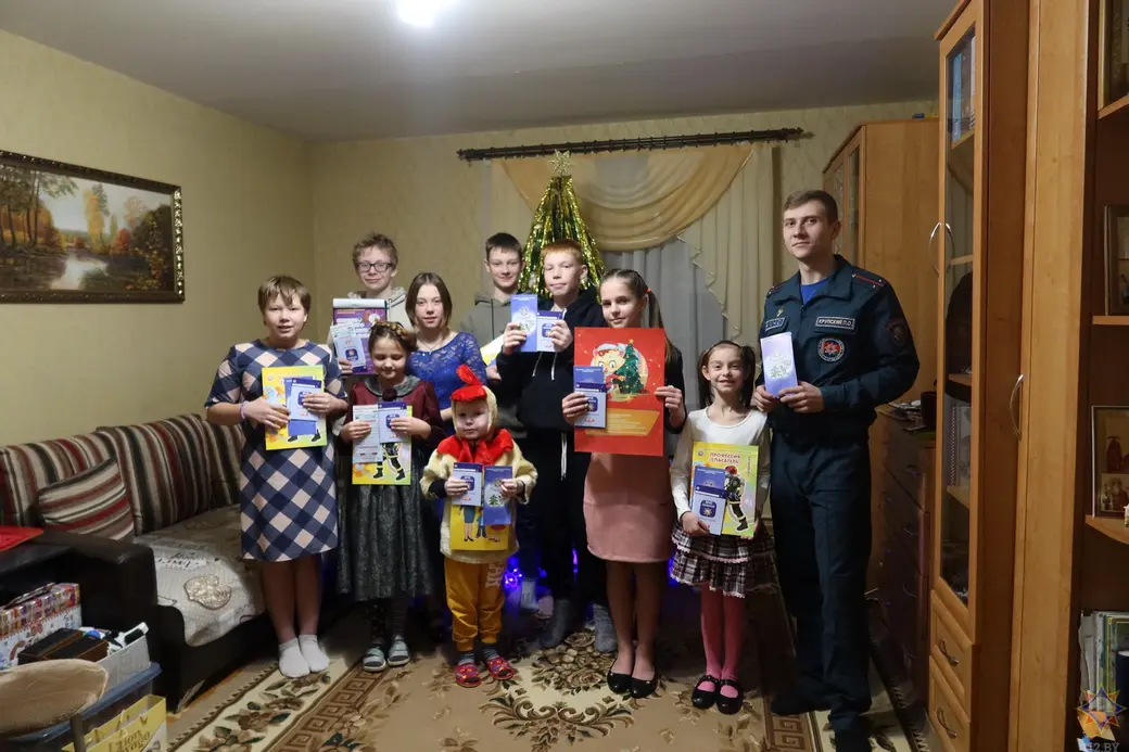 В гостях в Доме семейного типа побывали спасатели Белыничского РОЧС. Фото: mogilev.mchs.gov.by